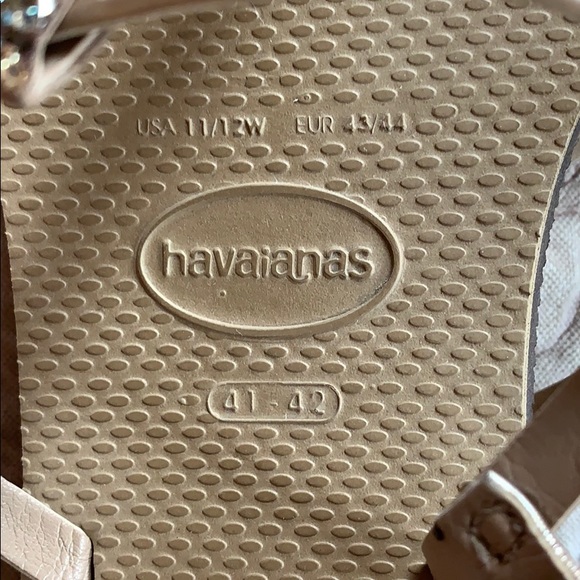 EUC Havaianas gold flip flops. - Picture 3 of 4